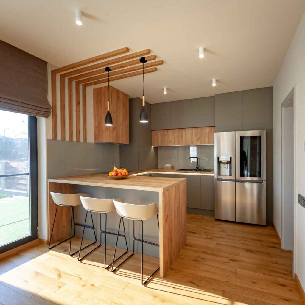 Une cuisine moderne avec des accents en bois et des appareils en acier inoxydable.